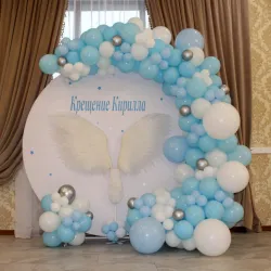 Фотозона для крещения в бело-голубых тонах