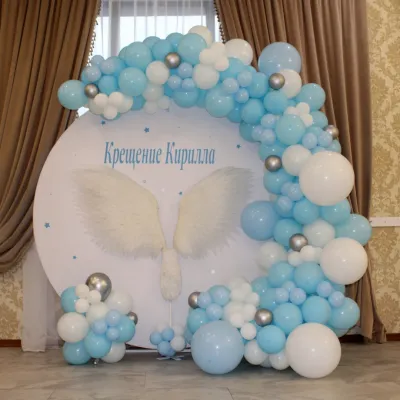 Фотозона для крещения в бело-голубых тонах